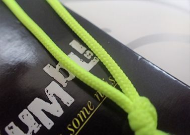 Grabado en relieve imprimiendo las etiquetas colgantes de papel de la ropa del logotipo con la piel de la secuencia - amistosa