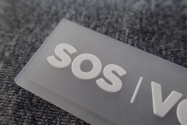 Remiendos de goma hechos a mano del logotipo para las etiquetas uniformes/de goma de la ropa