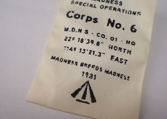 Etiquetas tejidas ropa de encargo de la etiqueta de la ropa del tamaño de la moda del poliéster