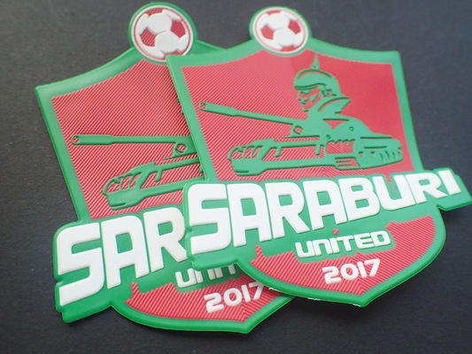 el logotipo TPU de los deportes del fútbol 3D grabó en relieve los remiendos para la ropa al aire libre